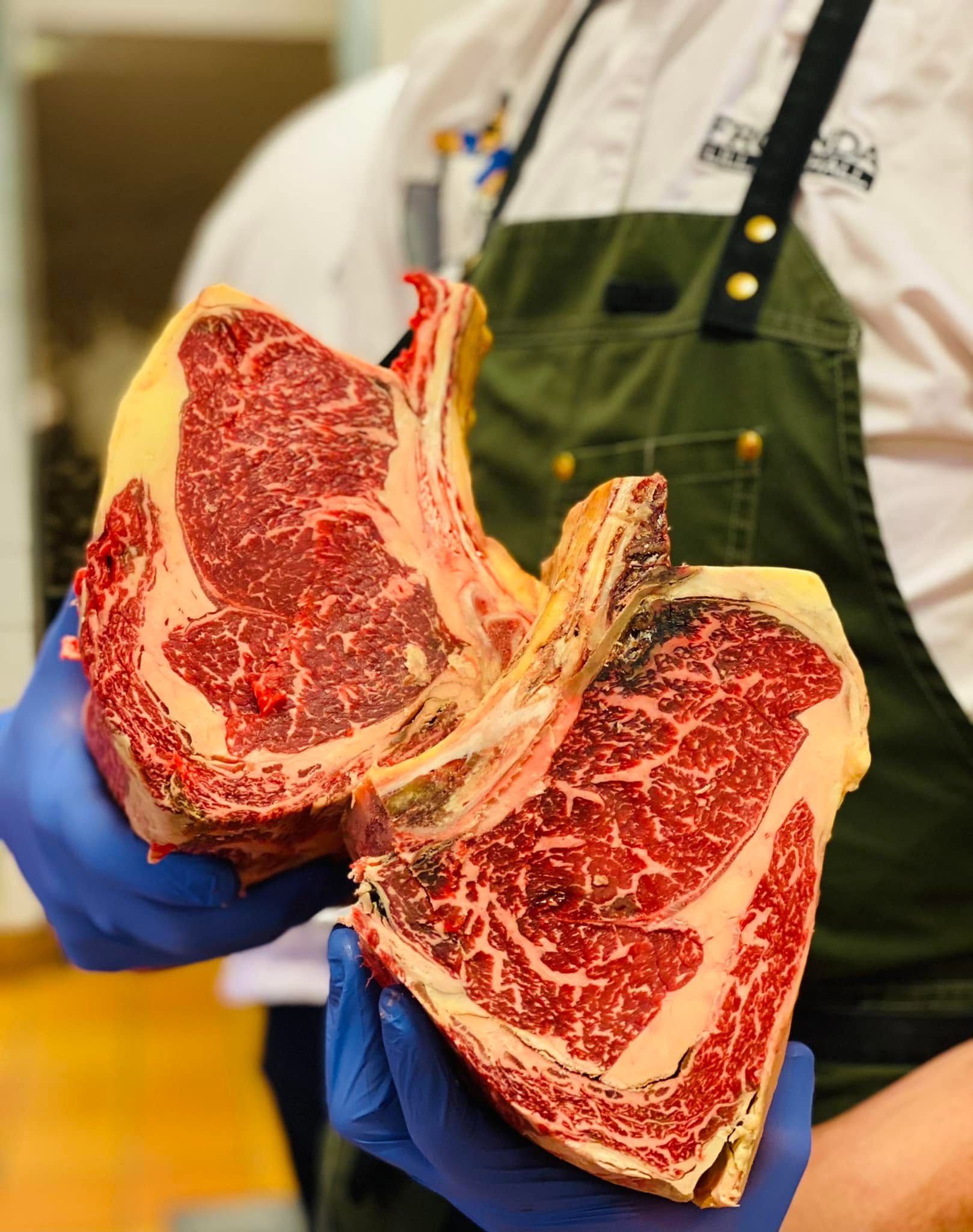 Två dry aged côte de bœuf, redo för festen