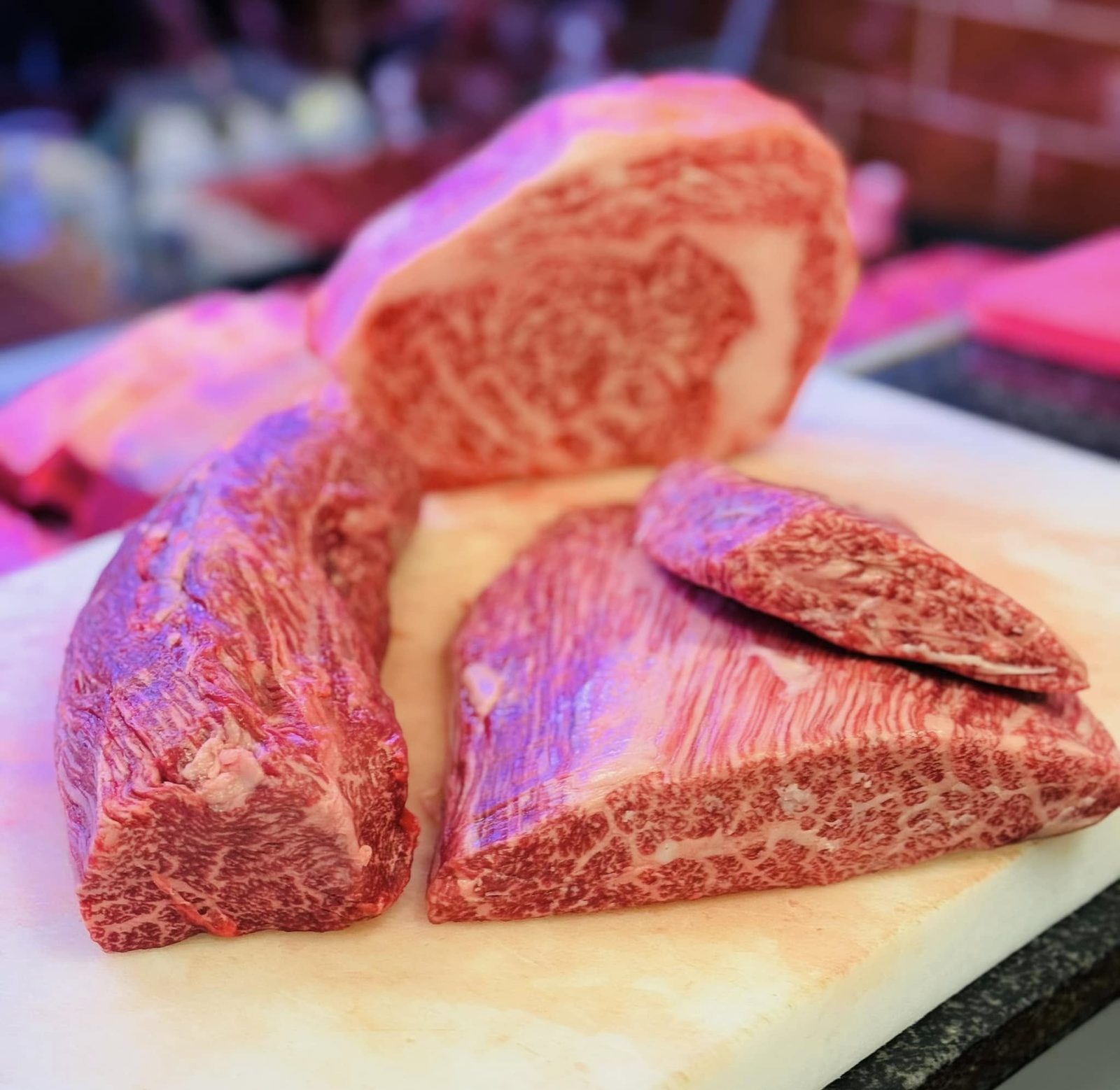 Kagoshima wagyu A5 klass 12 — marmorerade detaljer på skärbräda